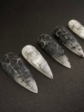Press on nails noirs et gris avec détails 3D et effet fumé - Collection Cyber Obsidian