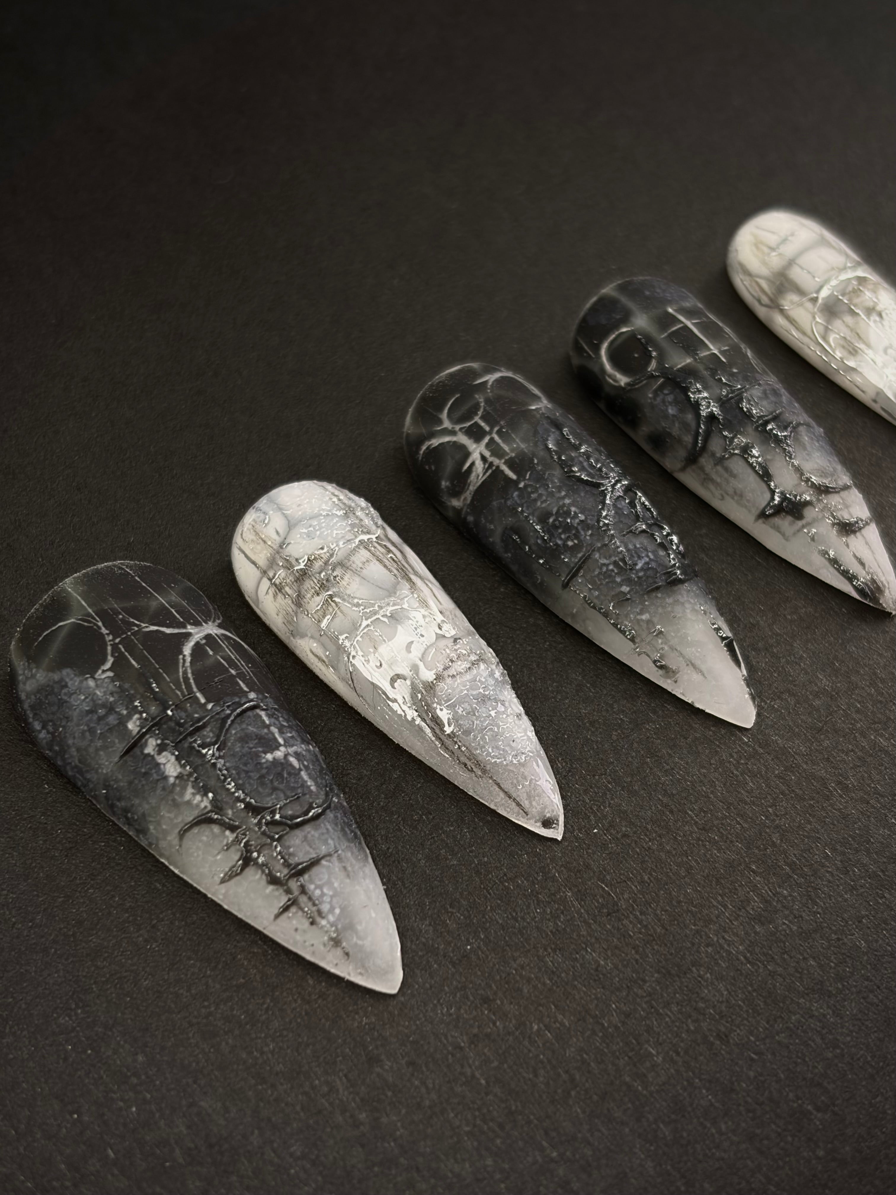 Press on nails noirs et gris avec détails 3D et effet fumé - Collection Cyber Obsidian