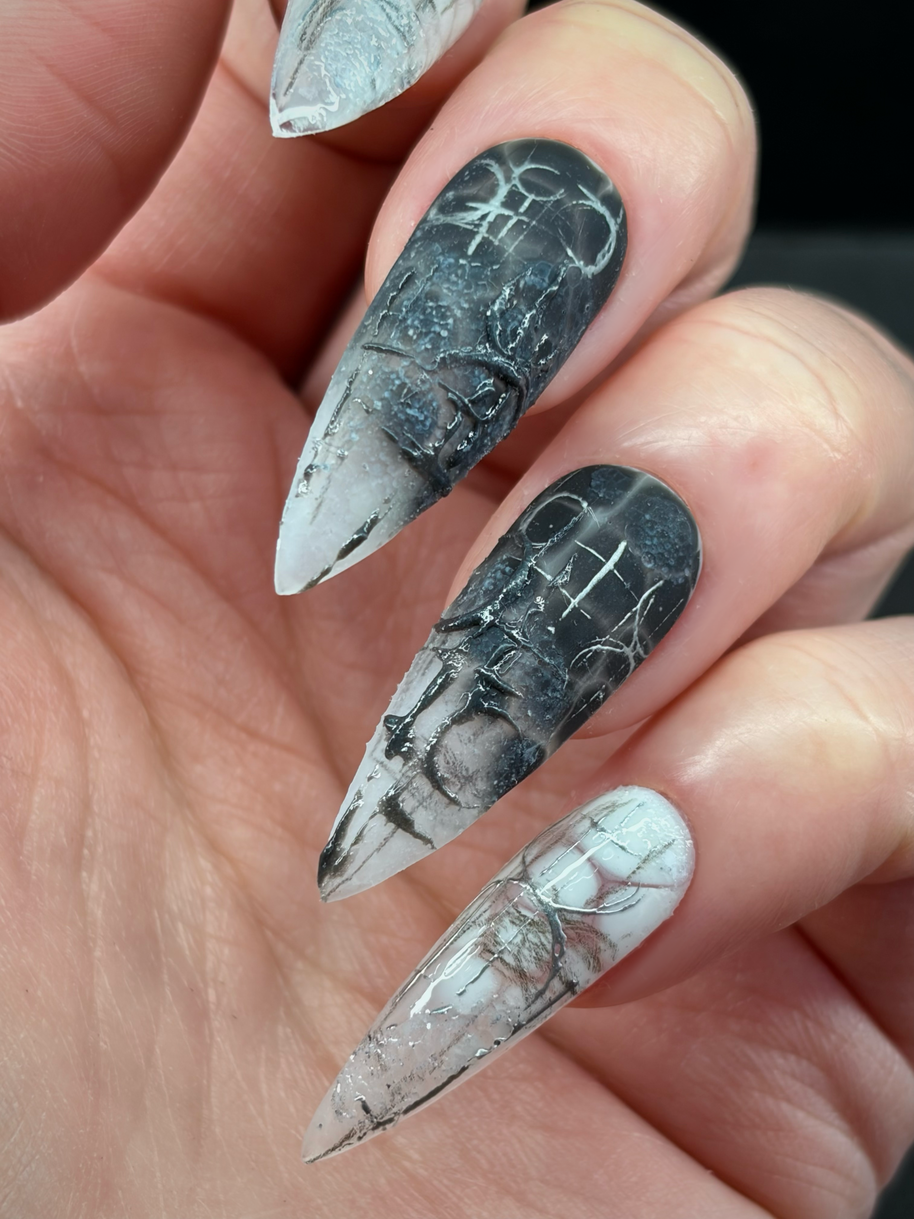 Press on nails noirs et gris avec détails 3D et effet fumé - Collection Cyber Obsidian