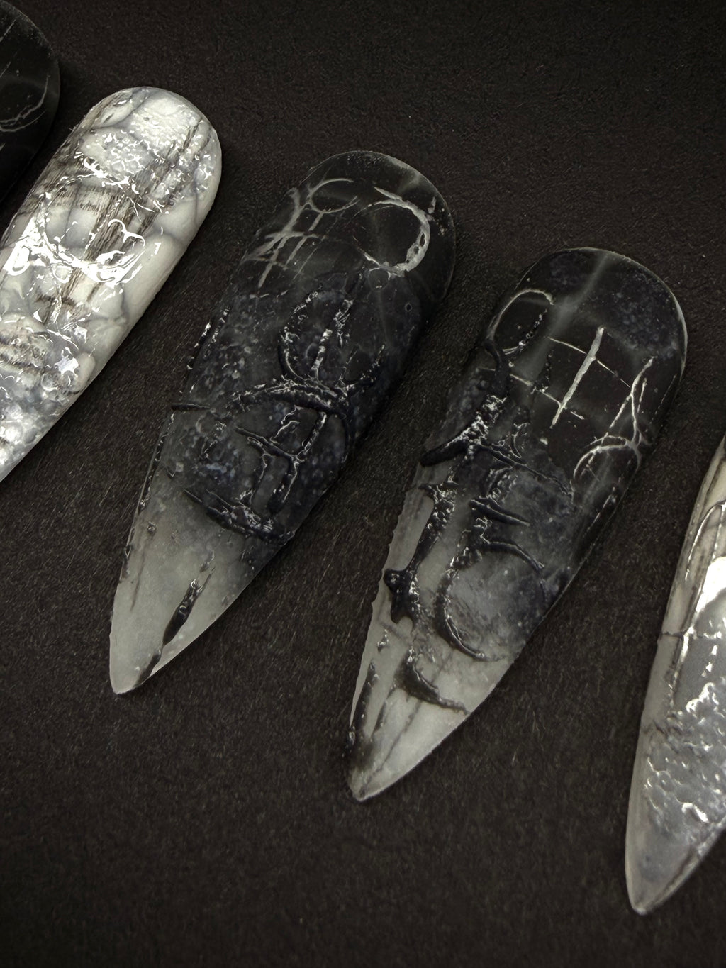 Press on nails noirs et gris avec détails 3D et effet fumé - Collection Cyber Obsidian