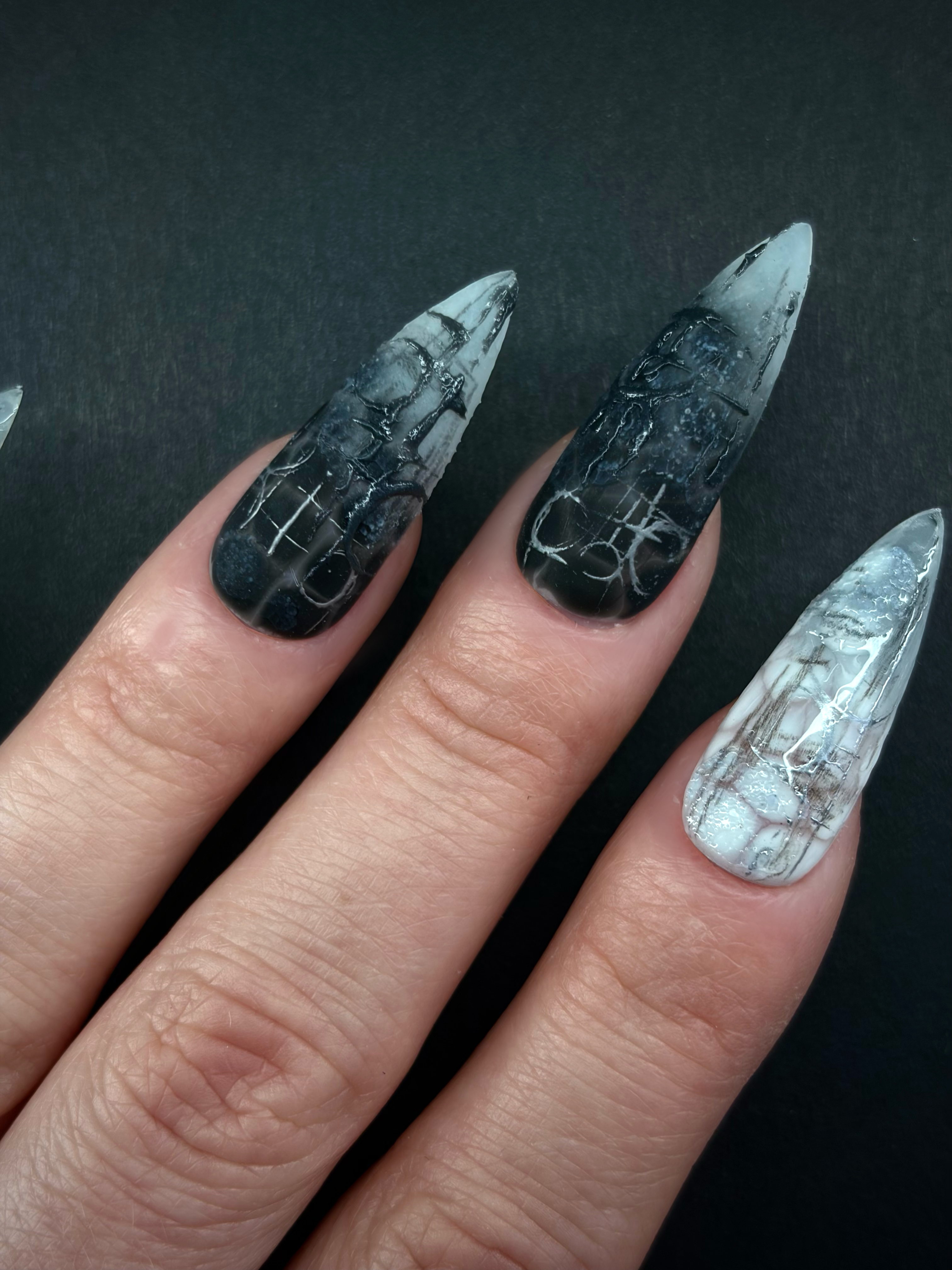 Press on nails noirs et gris avec détails 3D et effet fumé - Collection Cyber Obsidian