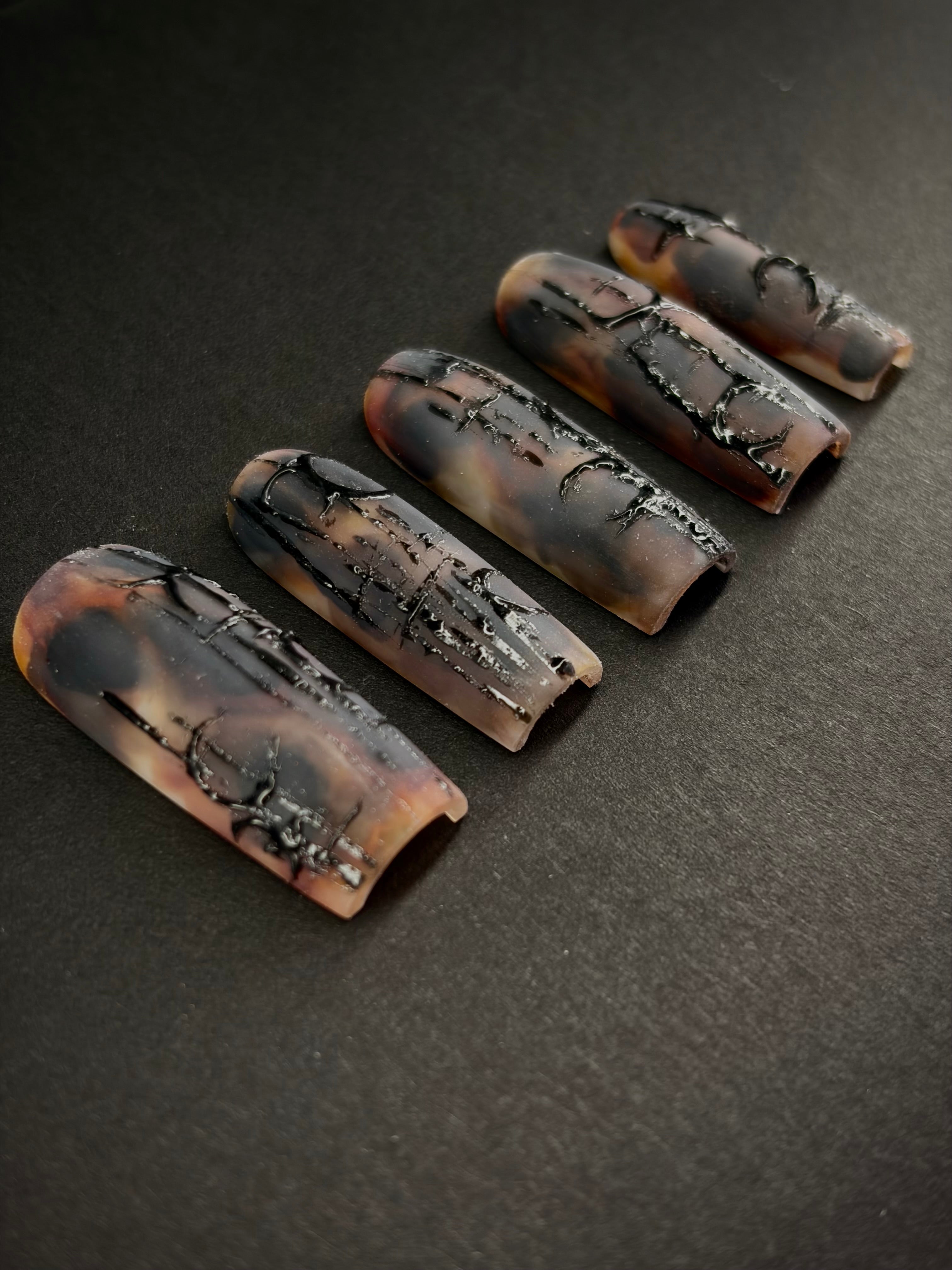 Press on nails effet pierre, dégrader de orange et de marron avec détail en 3D