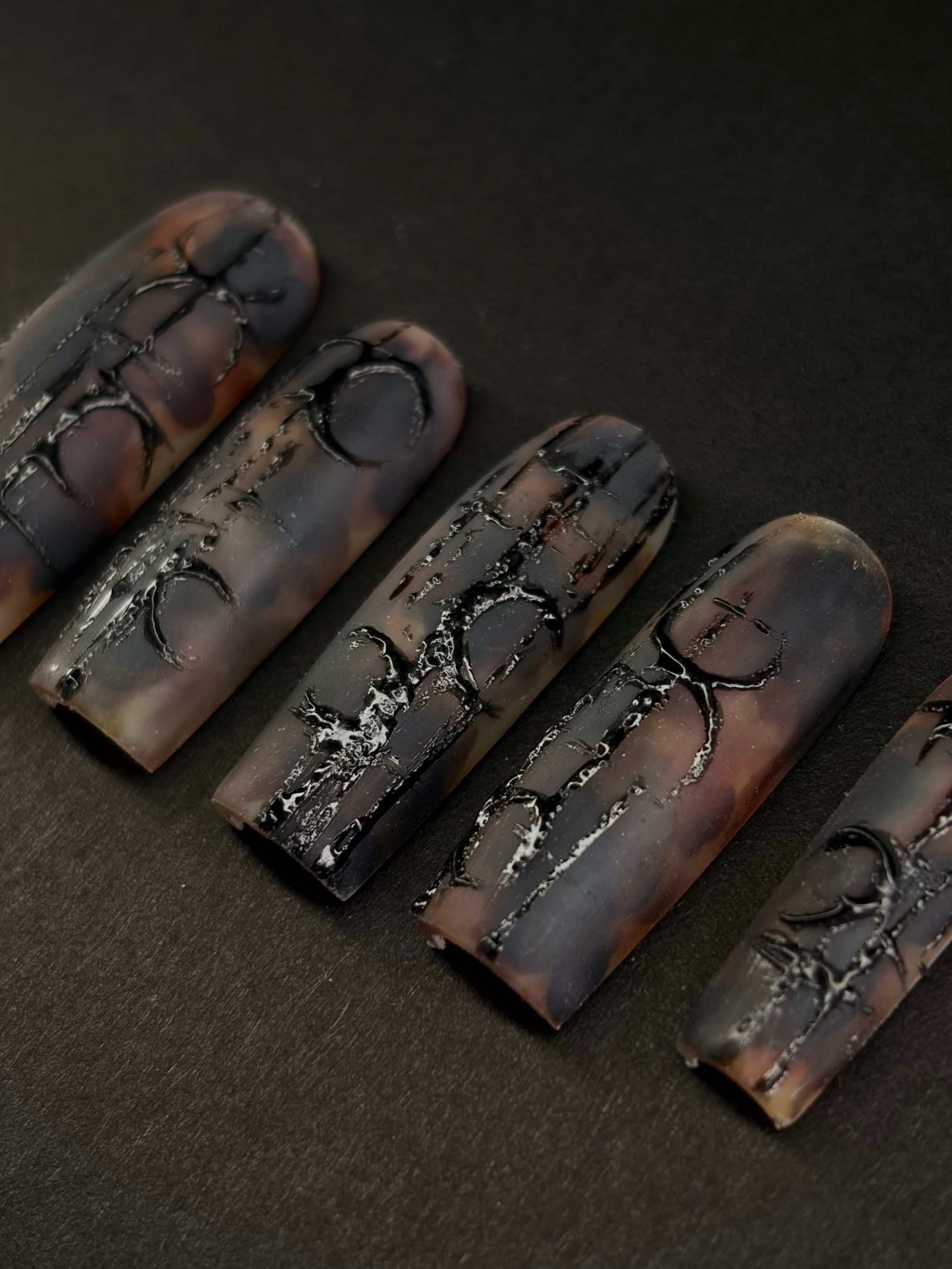 Press on nails effet pierre, dégrader de orange et de marron avec détail en 3D