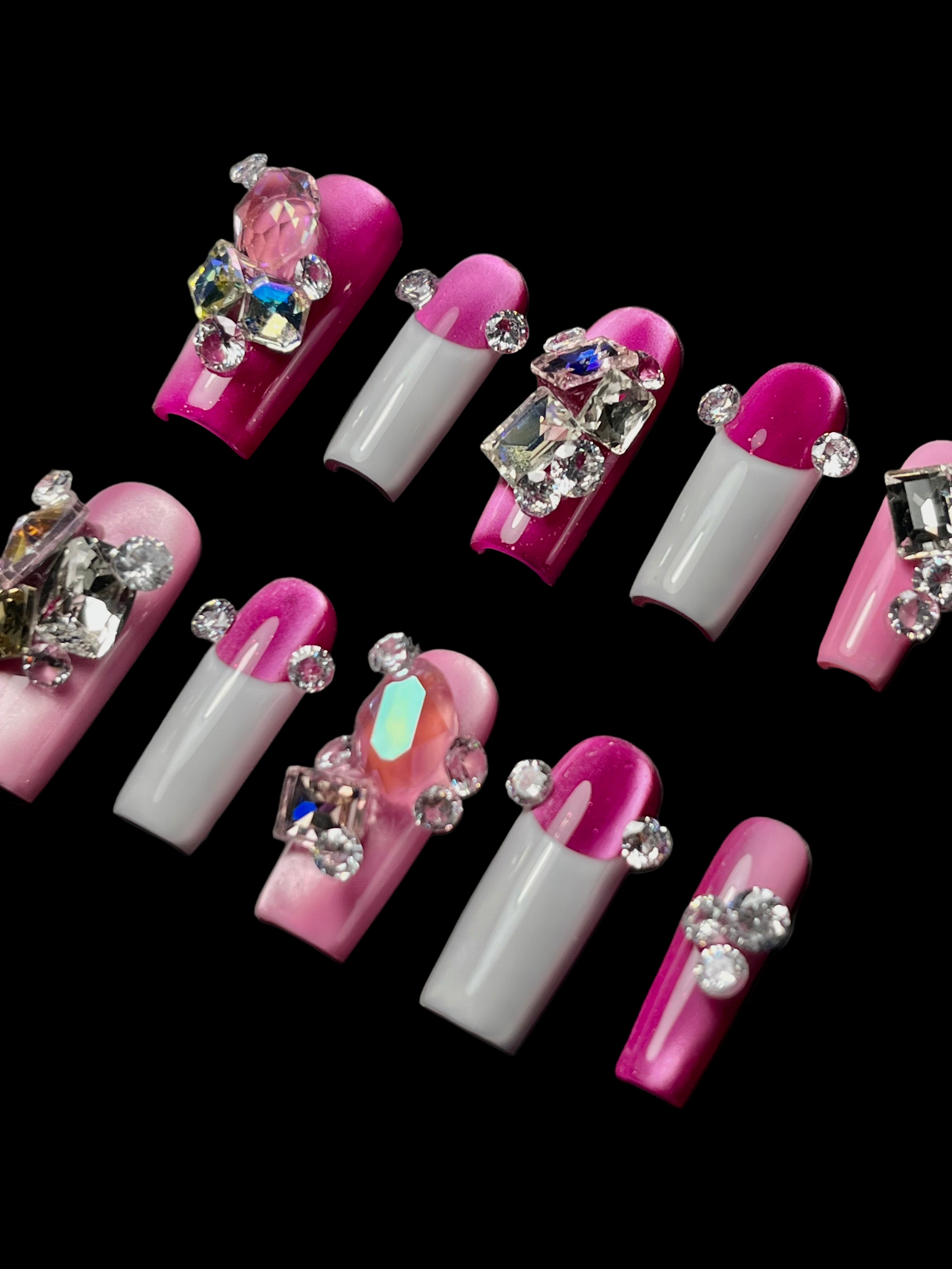 Faux ongles avec gros strass bling bling, cat eyes et french