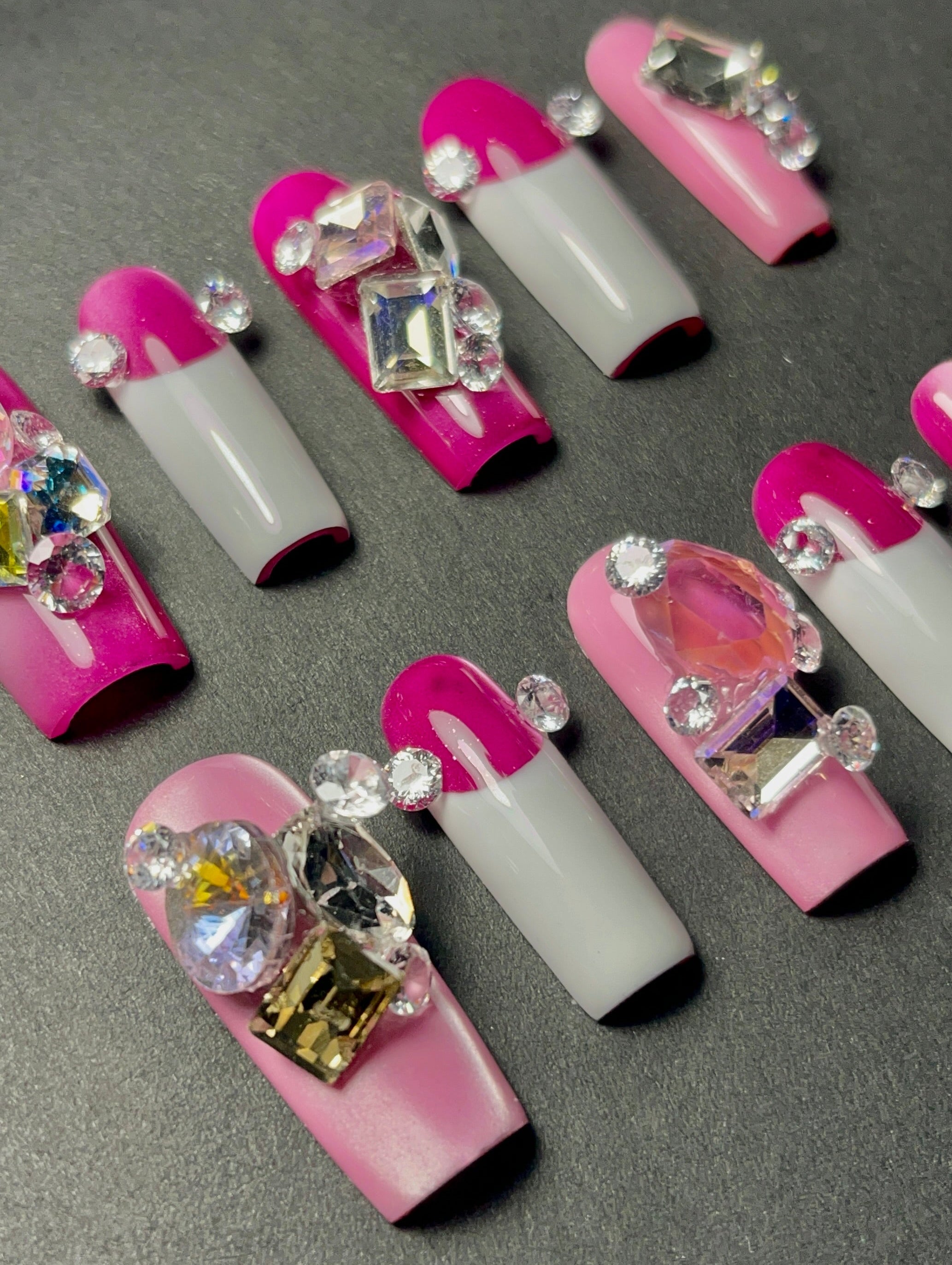 Faux ongles french cat eye et gros strass rose