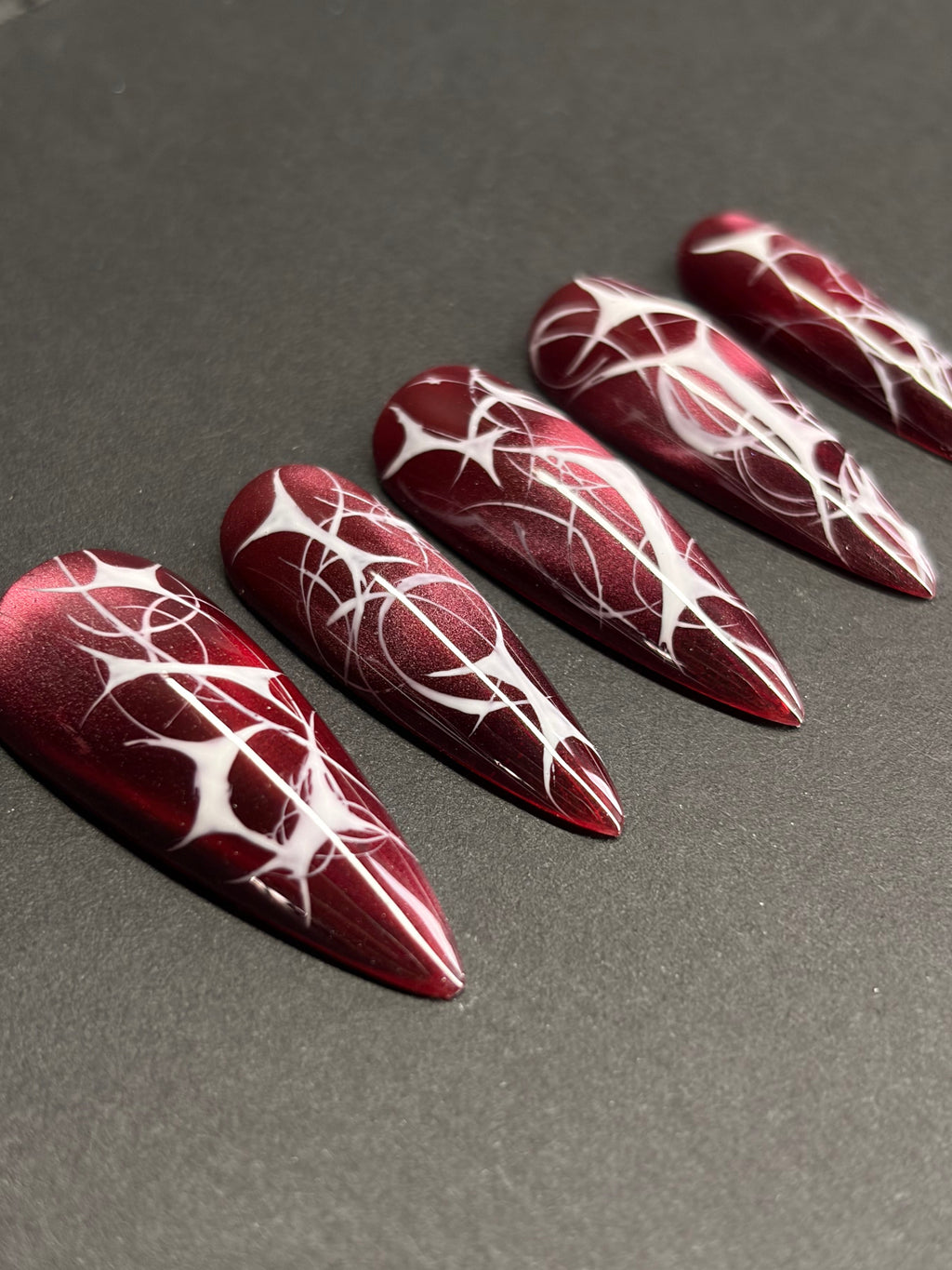 Press on nails stiletto rouge métallique et blanc style cybernétique collection Cyber Obsidian.