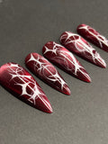 Press on nails stiletto rouge métallique et blanc style cybernétique collection Cyber Obsidian.