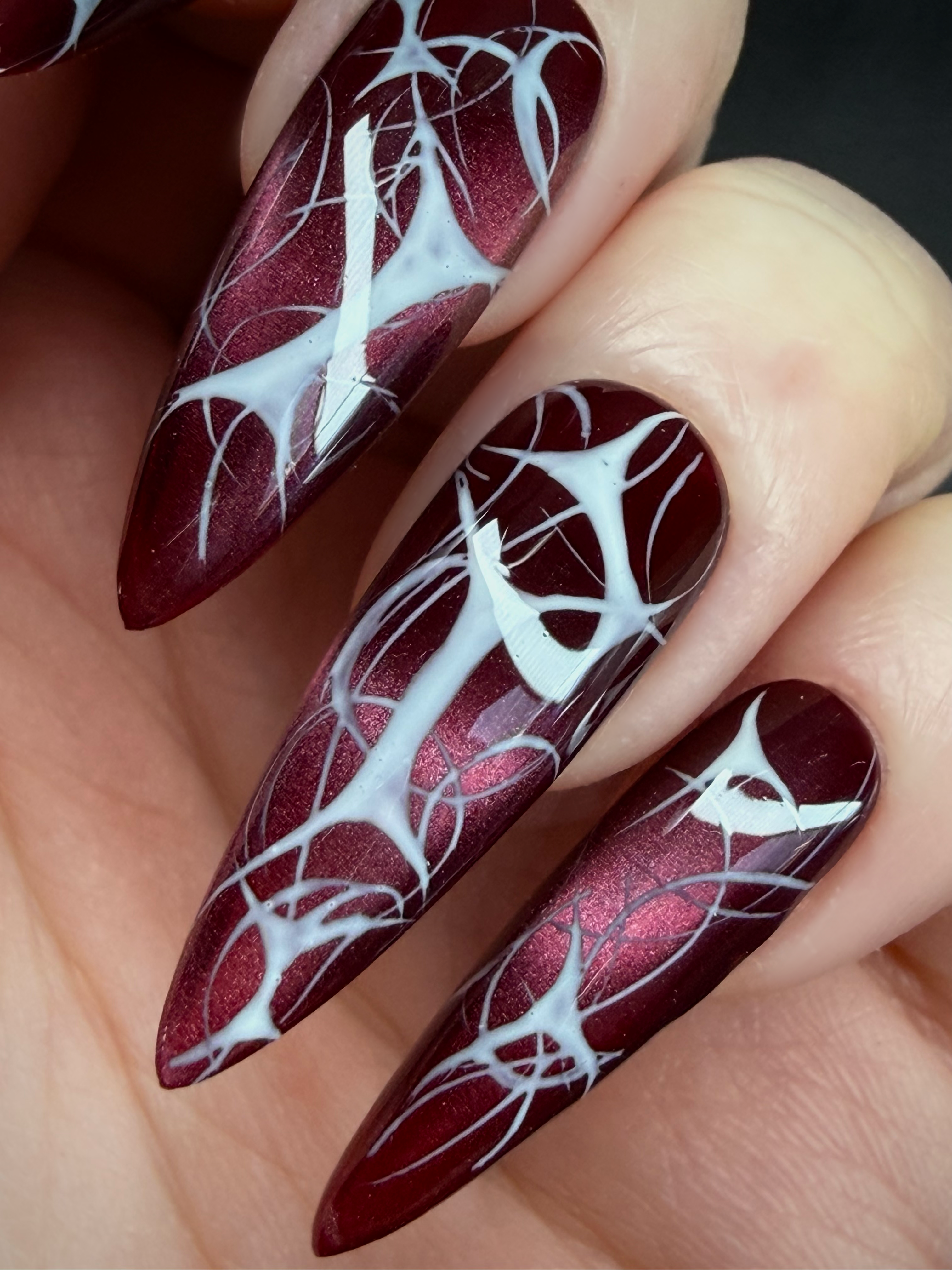 Press on nails stiletto rouge métallique et blanc style cybernétique collection Cyber Obsidian.