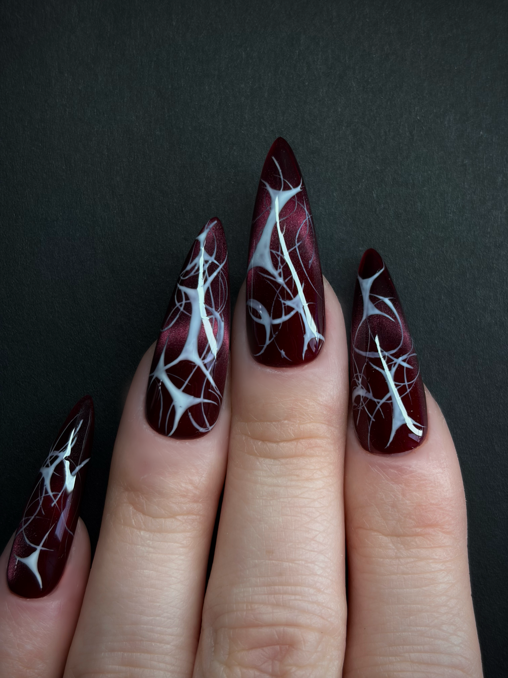 Press on nails stiletto rouge métallique et blanc style cybernétique collection Cyber Obsidian.